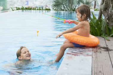 Neşeli çocuk içinde Balık tutma kardeşi Yüzme keyfi havuz nerede