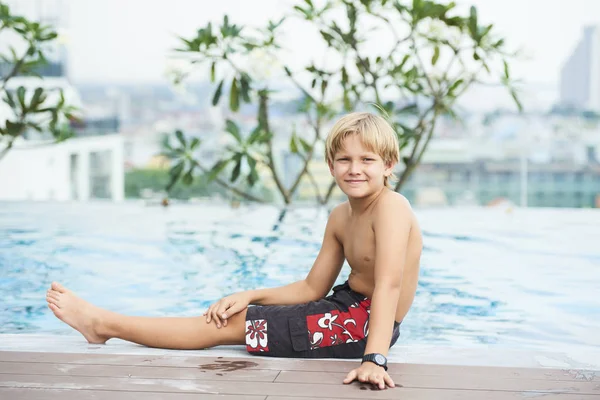 Lacht Vrolijk Kind Zit Rand Van Zwembad — Stockfoto