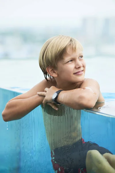 Veselá Blond Kluk Nosí Hodinky Vodotěsné Při Plavání Bazénu — Stock fotografie