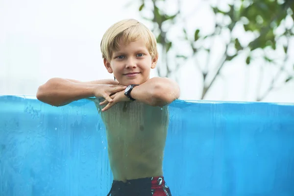 Porträtt Leende Pojke Vilar Pool Med Genomskinliga Väggar Och Blått — Stockfoto