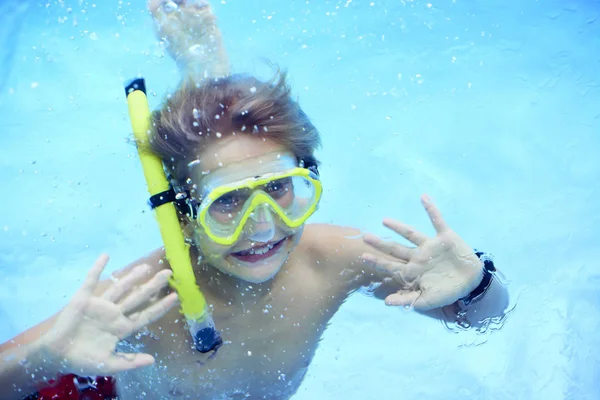Ragazzo Divertente Maschera Snorkeling Immersioni Subacquee — Foto Stock