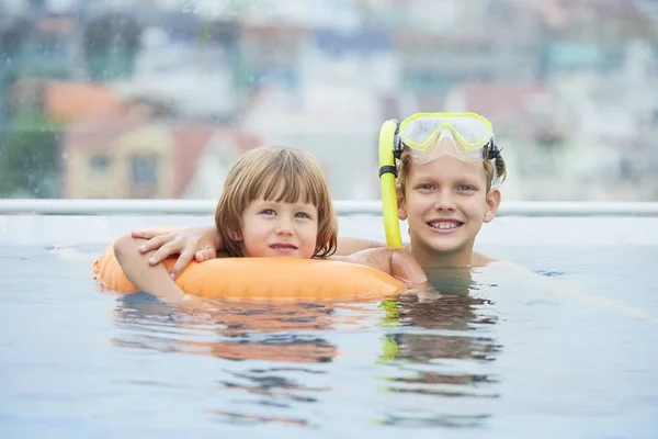 Šťastné Dítě Šnorchl Plavání Bazénu Svým Bratrem Nafukovací Kruh — Stock fotografie