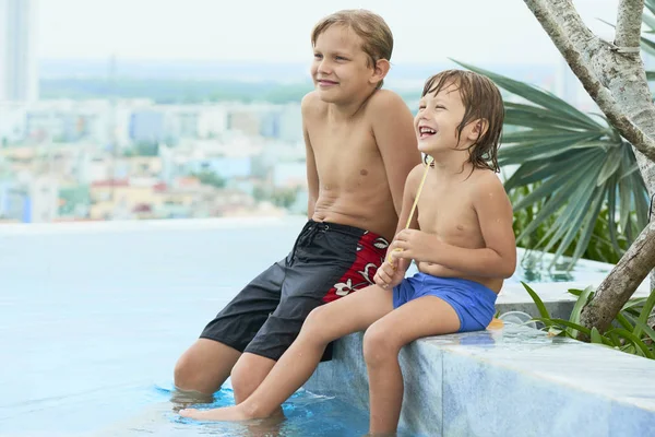 Happy Παιδιά Απολαμβάνουν Καλοκαιρινή Μέρα Στην Πισίνα — Φωτογραφία Αρχείου
