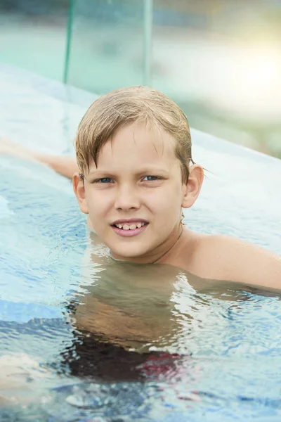 Portret Van Preteen Jongen Ontspannen Hotelzwembad — Stockfoto