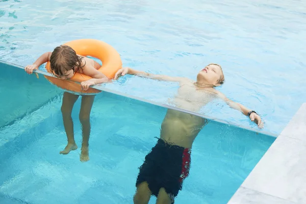 Preteen Boy Relaksujące Pływanie Powrotem Kiedy Jego Brat Pływanie Nadmuchiwany — Zdjęcie stockowe