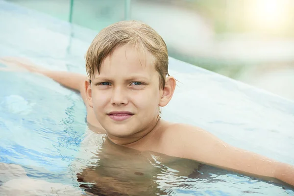 Preteen Menino Caucasiano Relaxando Água Piscina Dia Verão — Fotografia de Stock