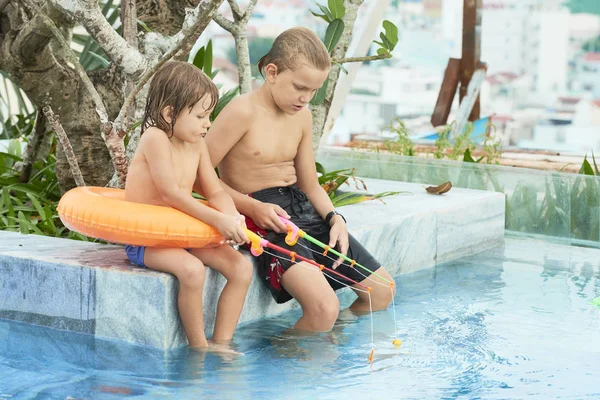 Dois Irmãos Com Varas Brinquedo Piscina — Fotografia de Stock