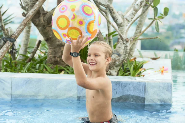 Happ Kind Spelen Met Opblaasbare Bal Clorful Zwembad — Stockfoto
