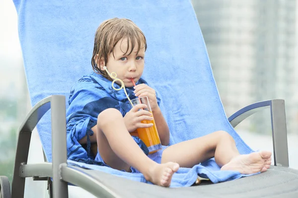 Retrato Criança Molhada Sentada Chaise Lounge Toalha Beber Suco Depois — Fotografia de Stock