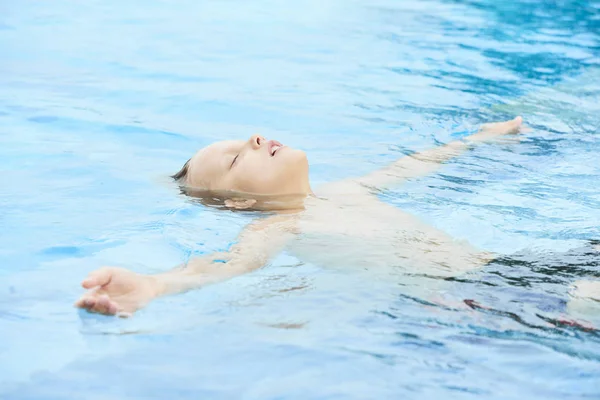 Menino Flutuando Costas Relaxando Piscina — Fotografia de Stock