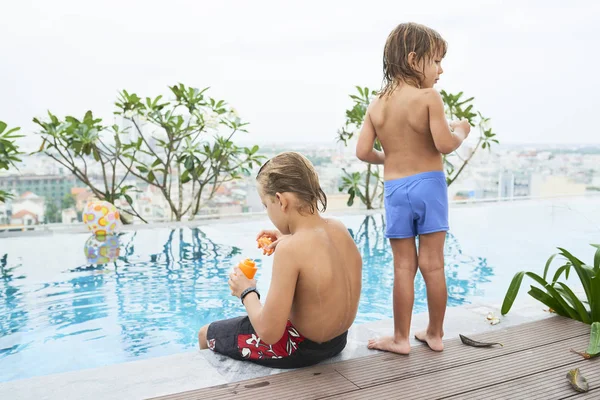Çocuklar Bir Çatı Yüzme Havuzu Yaz Günü Oyun — Stok fotoğraf