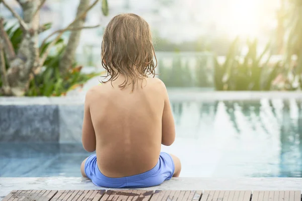 Kid Zittend Rand Van Het Zwembad Het Spa Resort Uitzicht — Stockfoto