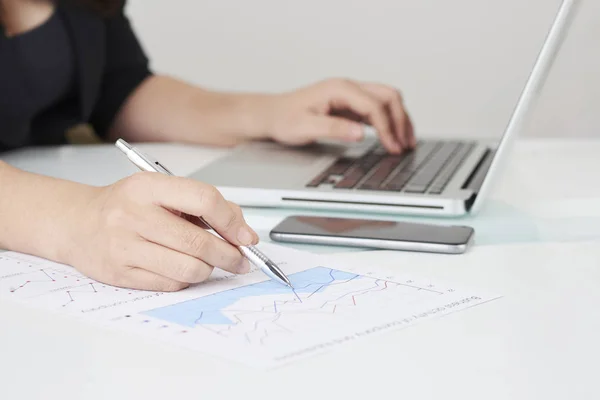 Close Image Financial Analyst Working Report Analyzing Sales — Stock Photo, Image
