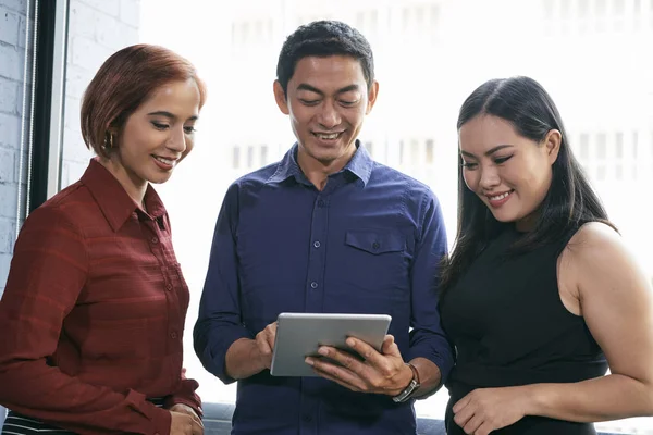 Smiling Asian Business Executives Reading Report Tablet Computer — Stock Photo, Image