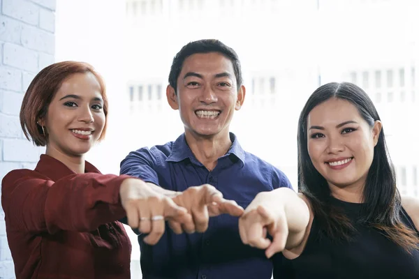 Glückliches Team Asiatischer Geschäftsleute Die Auf Sie Zeigen — Stockfoto