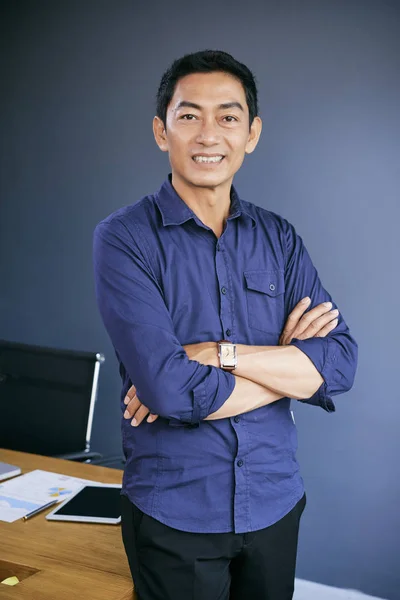 Portret Uśmiechający Się Wietnamski Biznesmen Stojąc Rękami Składany — Zdjęcie stockowe
