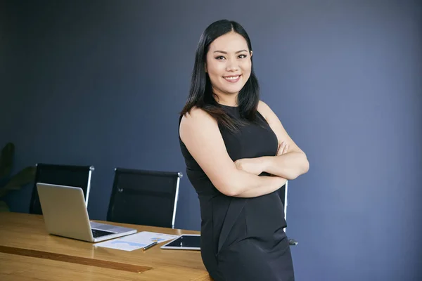 Retrato Una Alegre Empresaria Asiática Con Los Brazos Cruzados —  Fotos de Stock