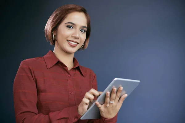 Dijital Tablet Üzerinde Çalışan Kameraya Bakarak Çok Gülümseyen Kadını — Stok fotoğraf