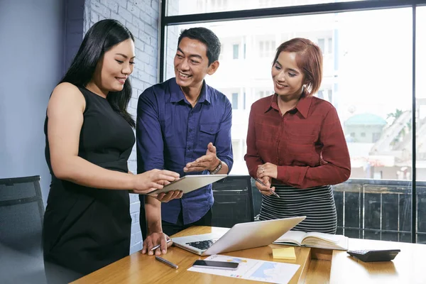 Ejecutivos Negocios Vietnamitas Sonrientes Discutiendo Nuevo Proyecto Reunión — Foto de Stock