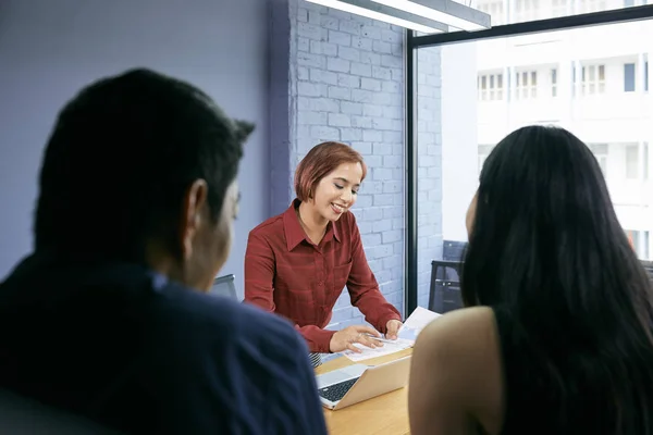 Lächelnde Hübsche Asiatische Geschäftsfrau Diskutiert Finanzbericht Mit Mitarbeitern Bei Einem — Stockfoto