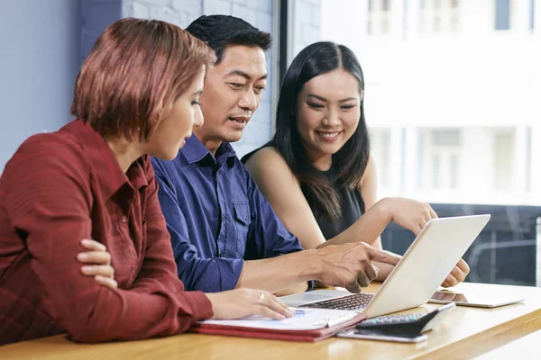 Positiv Vietnamesiska Företag Personer Läsa Information Laptop När Arbetar Med — Stockfoto