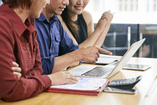 Les Gens Affaires Regardent Présentation Sur Écran Ordinateur Portable — Photo