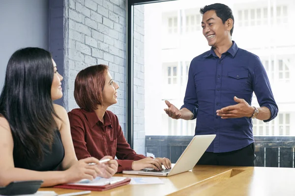 Mature Asian Entrepreneur Conducting Daily Brainstorming Session Coworkers — Stock Photo, Image