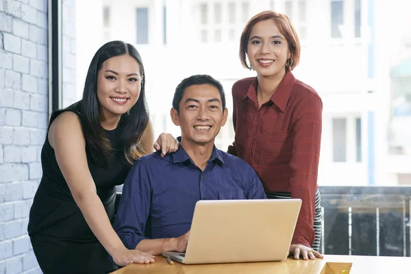 Happy Successful Asian Business Team Gathered Laptop Office — Stock Photo, Image