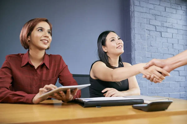 Sonriendo Bonitos Empresarios Vietnamitas Saludando Solicitante Estrechando Mano —  Fotos de Stock