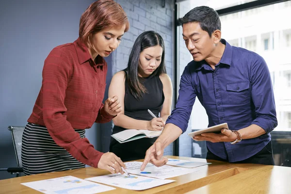 Equipo Negocios Asiático Tres Discutiendo Desarrollo Empresa Reunión — Foto de Stock