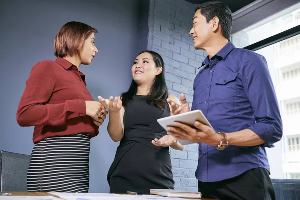 Lächelnde Hübsche Geschäftsfrau Die Arbeit Ihr Team Delegiert — Stockfoto