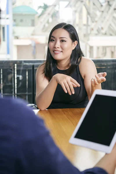 Hübsch Lächelnde Junge Geschäftsfrau Gespräch Mit Mitarbeitern Bei Einem Meeting — Stockfoto