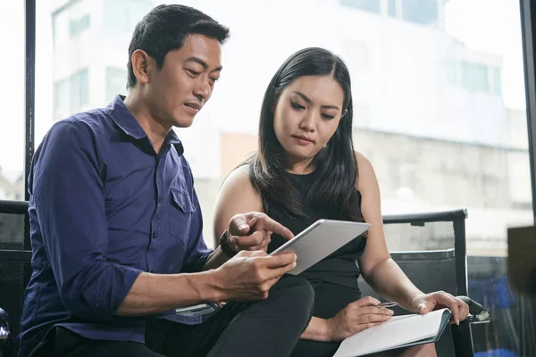 Mogen Vietnamesiska Affärsman Tablett Dator Med Affärskvinna — Stockfoto