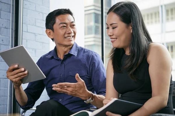 Hombre Negocios Sonriente Con Tablet Hablando Con Compañera Trabajo — Foto de Stock