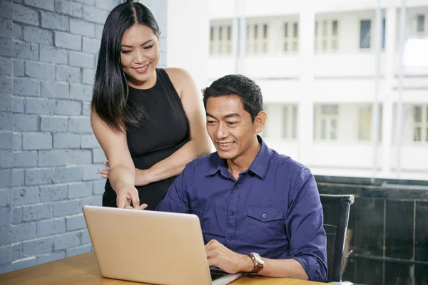 Позитивные Азиатские Бизнесмены Работающие Над Проектом Вместе Столом Ноутбуком — стоковое фото