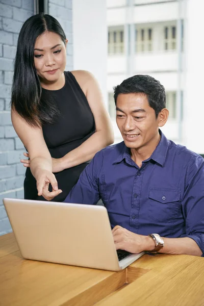 Lächelnde Geschäftsfrau Hilft Mann Mit Laptop Büro — Stockfoto