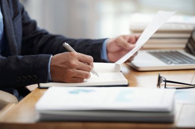 Eller gün içinde not etmek için planlar yazılı iş adamı