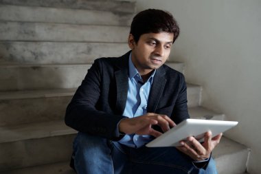 Hintli işadamı tablet bilgisayarda uygulamayı kullanarak