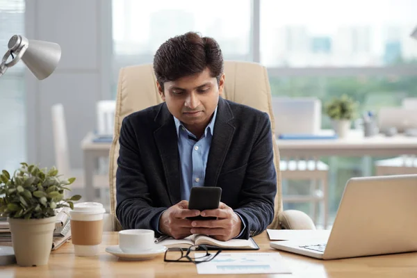 Pengusaha India Membaca Pesan Dari Klien Pada Smartphone Nya — Stok Foto