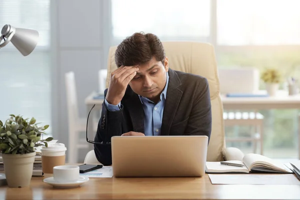 Benadrukt Moe Zakenman Lezen Document Laptop Scherm — Stockfoto