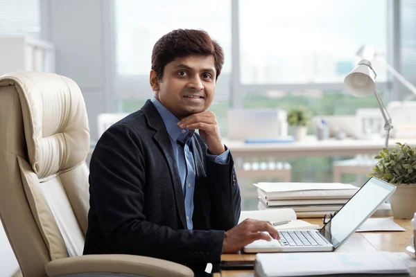 Sorrindo Empresário Indiano Sentado Local Trabalho Com Laptop Aberto — Fotografia de Stock