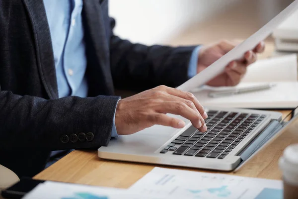 Handen Van Zakenman Document Controleren Typen Toetsenbord — Stockfoto