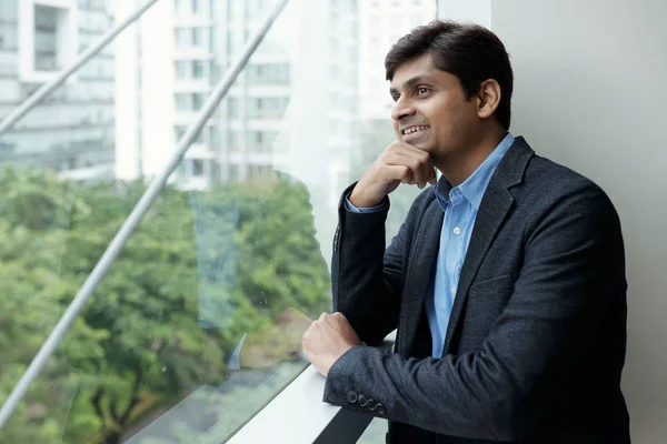 Ler Drömmande Indisk Affärsman Tittar Staden Från Office Fönster — Stockfoto