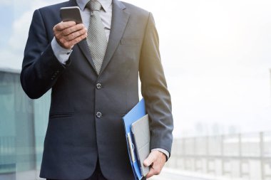 İş icra akıllı telefon, klasör ve tablet kırpılmış görüntü 