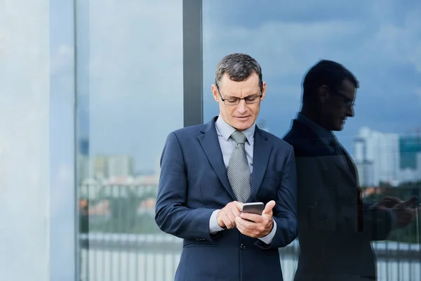 Geschäftsmann Mittleren Alters Checkt Nachrichten Auf Seinem Smartphone — Stockfoto