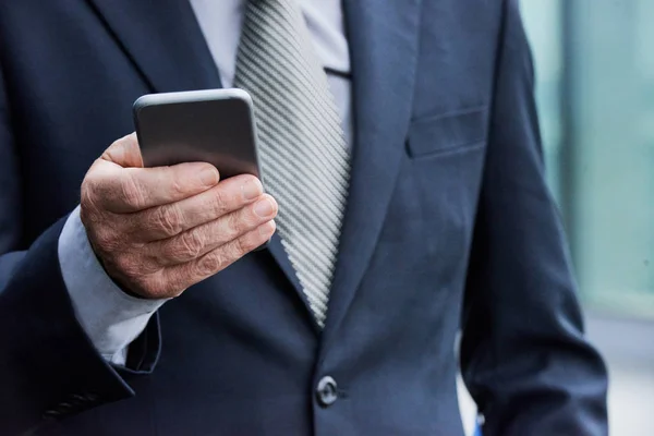 Geschäftsmann Hält Smartphone Der Hand Hautnah — Stockfoto