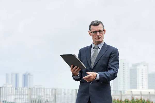 Portret Van Middelbare Leeftijd Ernstige Ondernemer Met Map Geven Bestellingen — Stockfoto