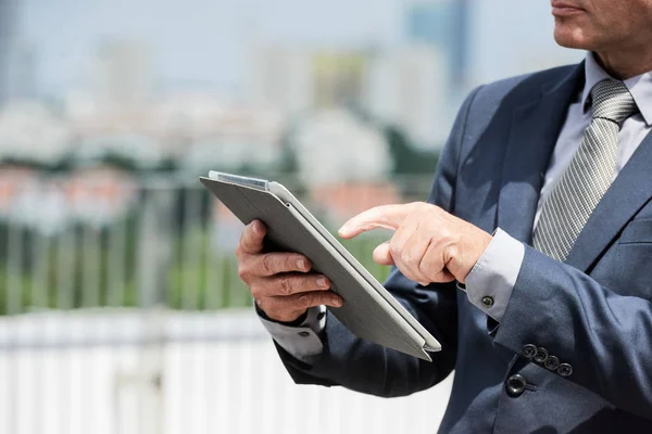 Bijgesneden Afbeelding Van Zakenman Met Behulp Van Toepassing Tablet — Stockfoto