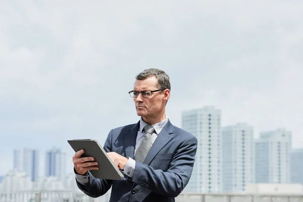 Volwassen Succesvol Ondernemer Glazen Met Behulp Van Toepassing Tablet — Stockfoto