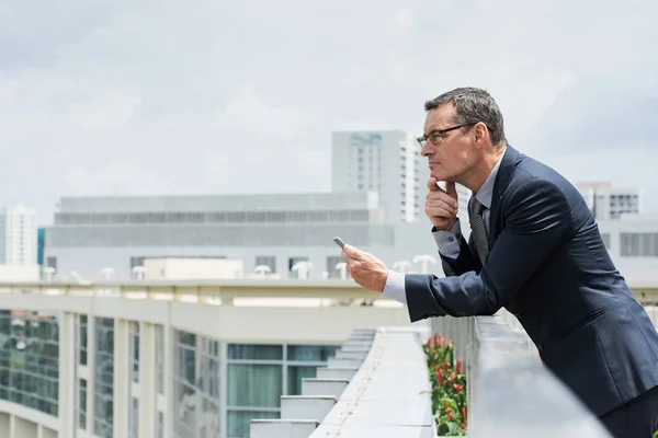 Nachdenklicher Geschäftsmann Mittleren Alters Mit Brille Der Sich Ein Geländer — Stockfoto